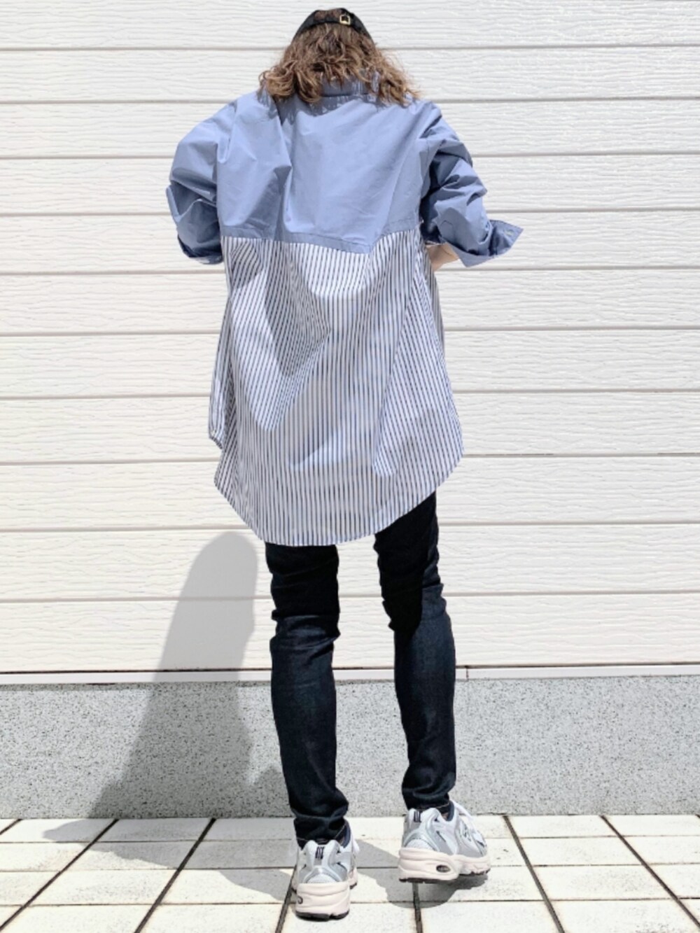 シルバー系のスニーカー、ブルー系のシャツ/ブラウス、ブルー系のデニムパンツを着用したレディースの夏コーディネートの3枚目の写真