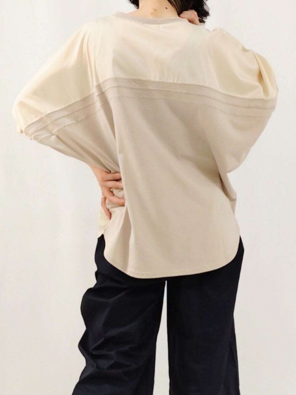 ブルー系のスラックス、シルバー系のローファー、ベージュ系のTシャツ/カットソーを着用したレディースの春コーディネートの5枚目の写真