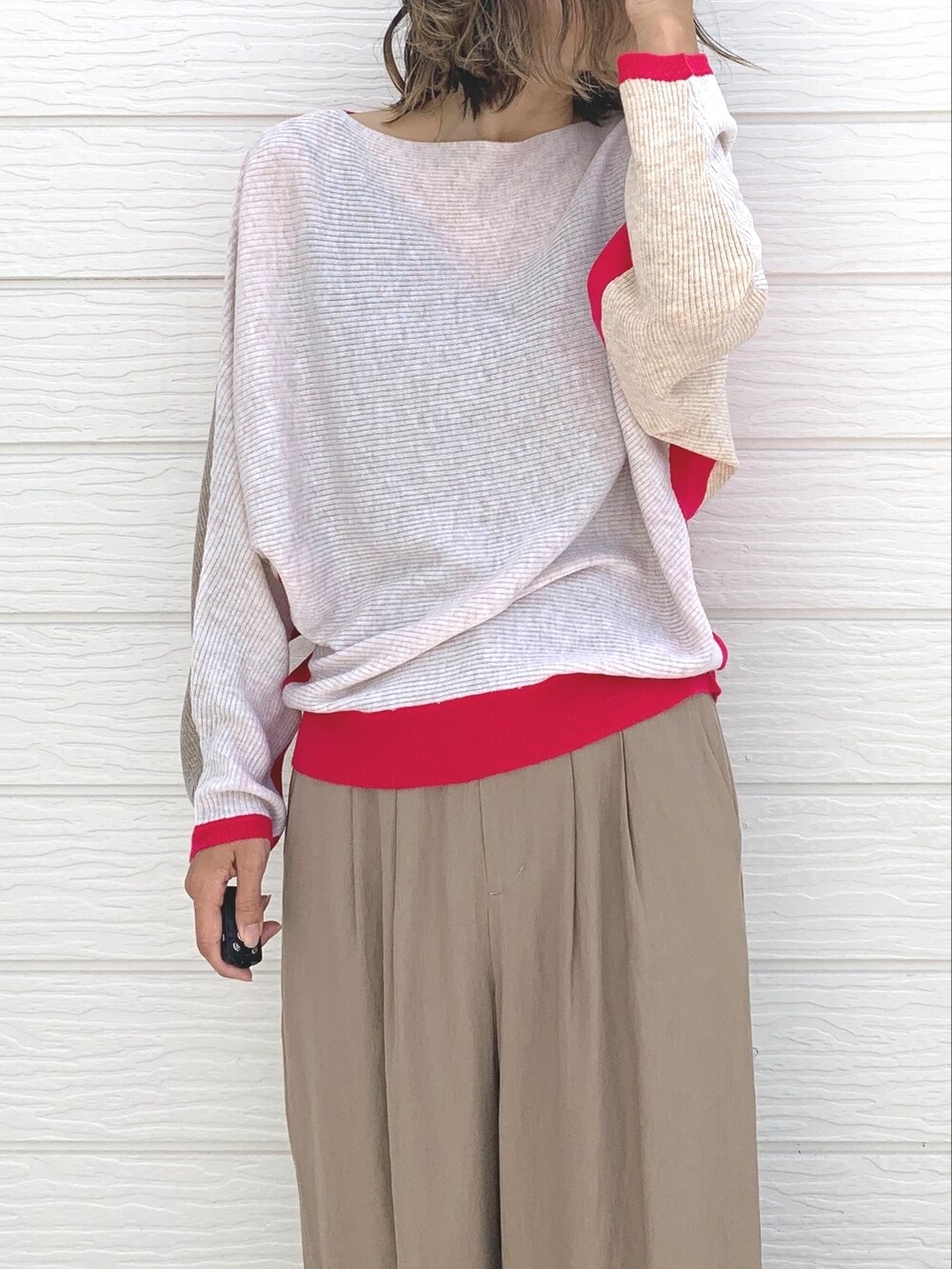 ベージュ系のその他パンツ、ブラック系のスニーカー、ブラック系のショルダーバッグを着用したレディースの夏コーディネートの2枚目の写真