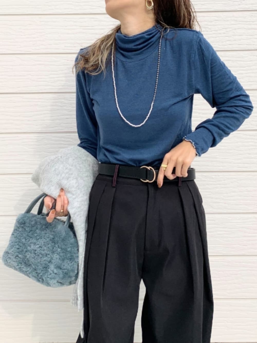 ブラック系のその他パンツ、シルバー系のスニーカー、グレー系のベストを着用したレディースの秋コーディネートの5枚目の写真