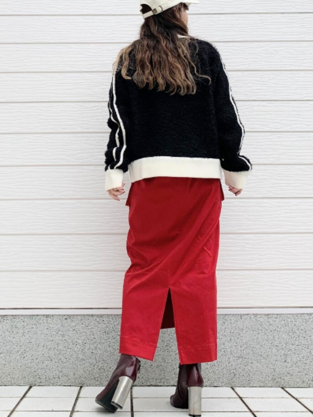 ブラック系のカーディガン/ボレロ、ブラック系のTシャツ/カットソー、ブラウン系のブーツを着用したレディースの秋コーディネートの3枚目の写真