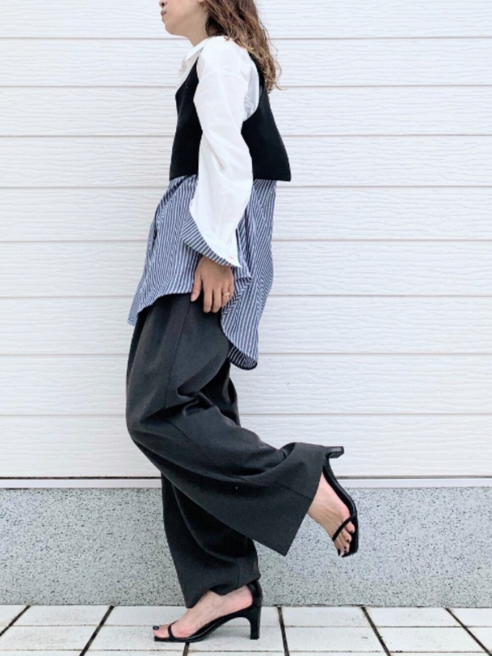 グレー系のその他パンツ、ブラック系のショルダーバッグ、ブラック系のベストを着用したレディースの夏コーディネートの2枚目の写真