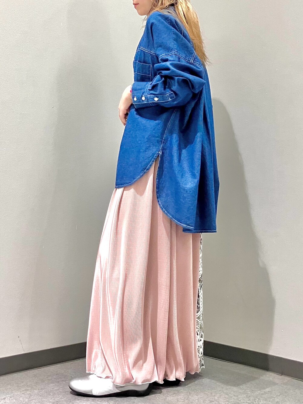 ブルー系のシャツ/ブラウス、ホワイト系のスカート、ベージュ系のタンクトップを着用したレディースの夏コーディネートの2枚目の写真