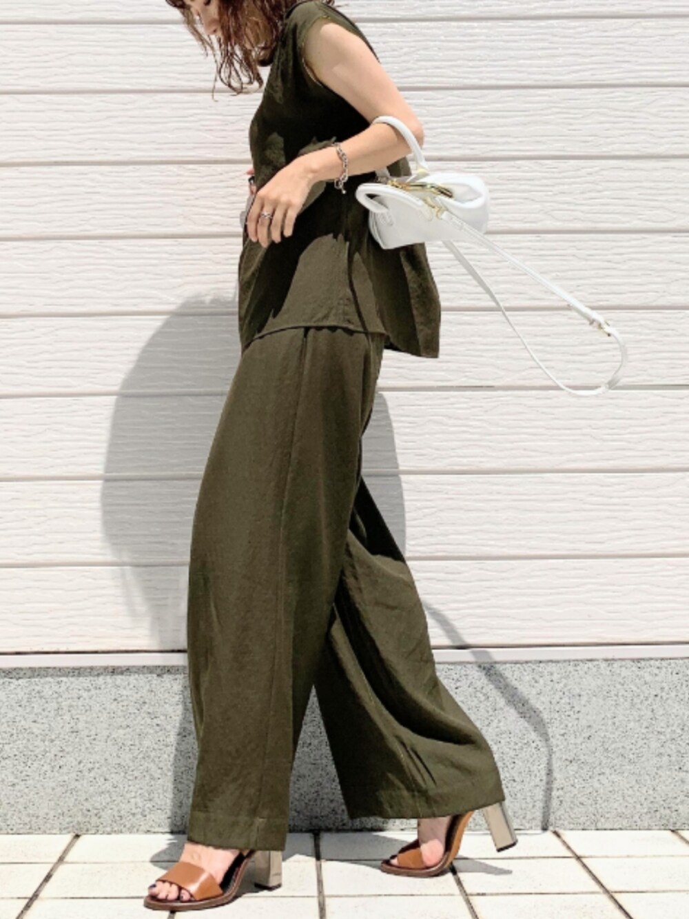 ブラウン系のサンダル、グリーン系のその他パンツ、グリーン系のシャツ/ブラウスを着用したレディースの夏コーディネートの2枚目の写真