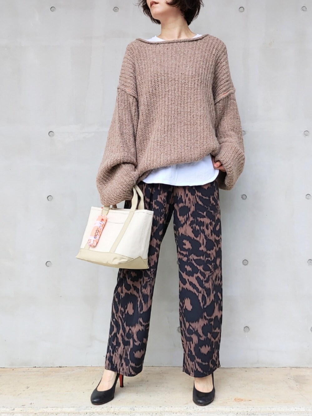 ブラウン系のその他パンツ、ベージュ系のニット/セーター、ベージュ系のトートバッグを着用したレディースの秋コーディネートの2枚目の写真