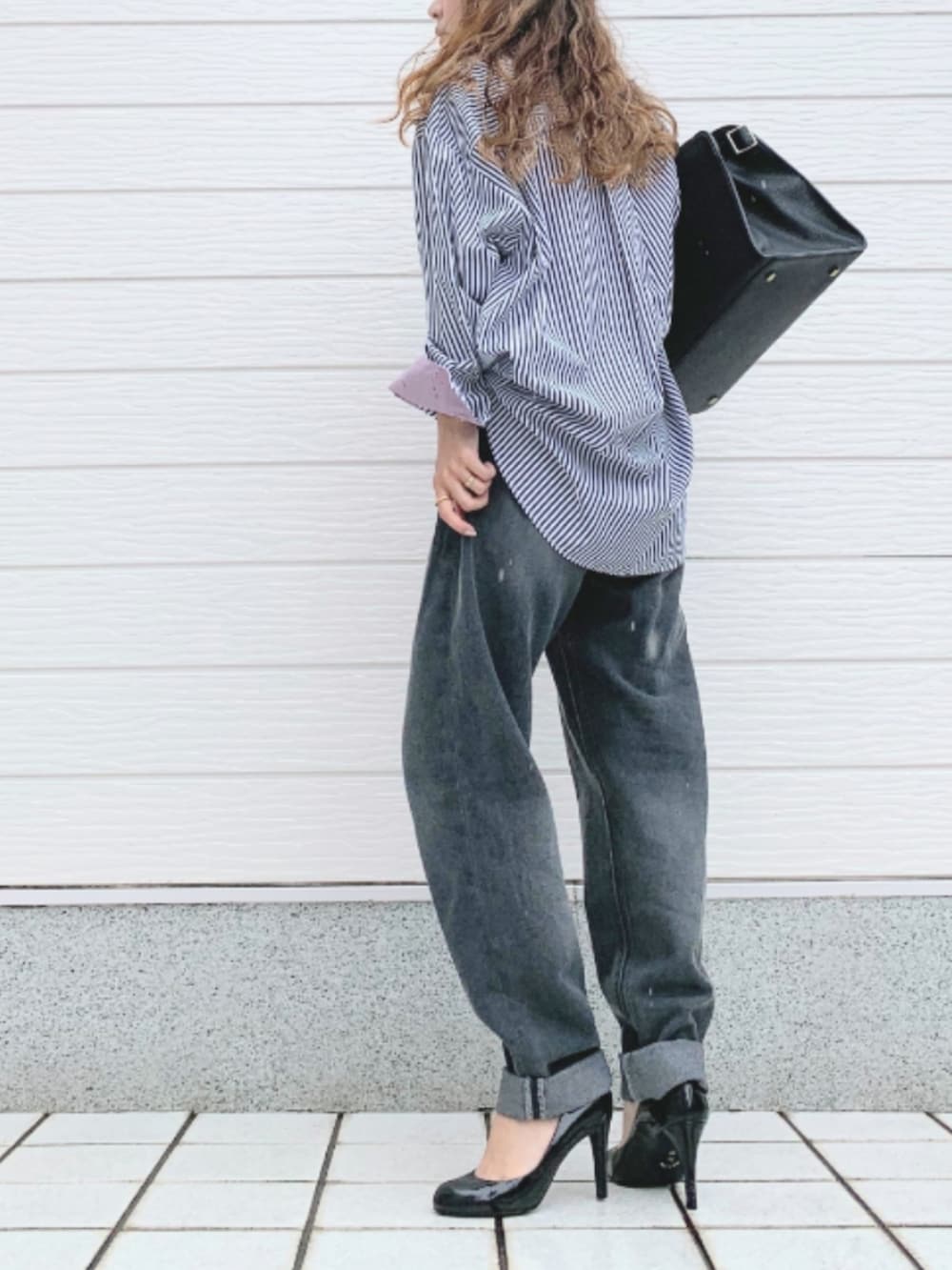 グレー系のデニムパンツ、ブラック系のシャツ/ブラウスを着用したレディースの夏コーディネートの3枚目の写真