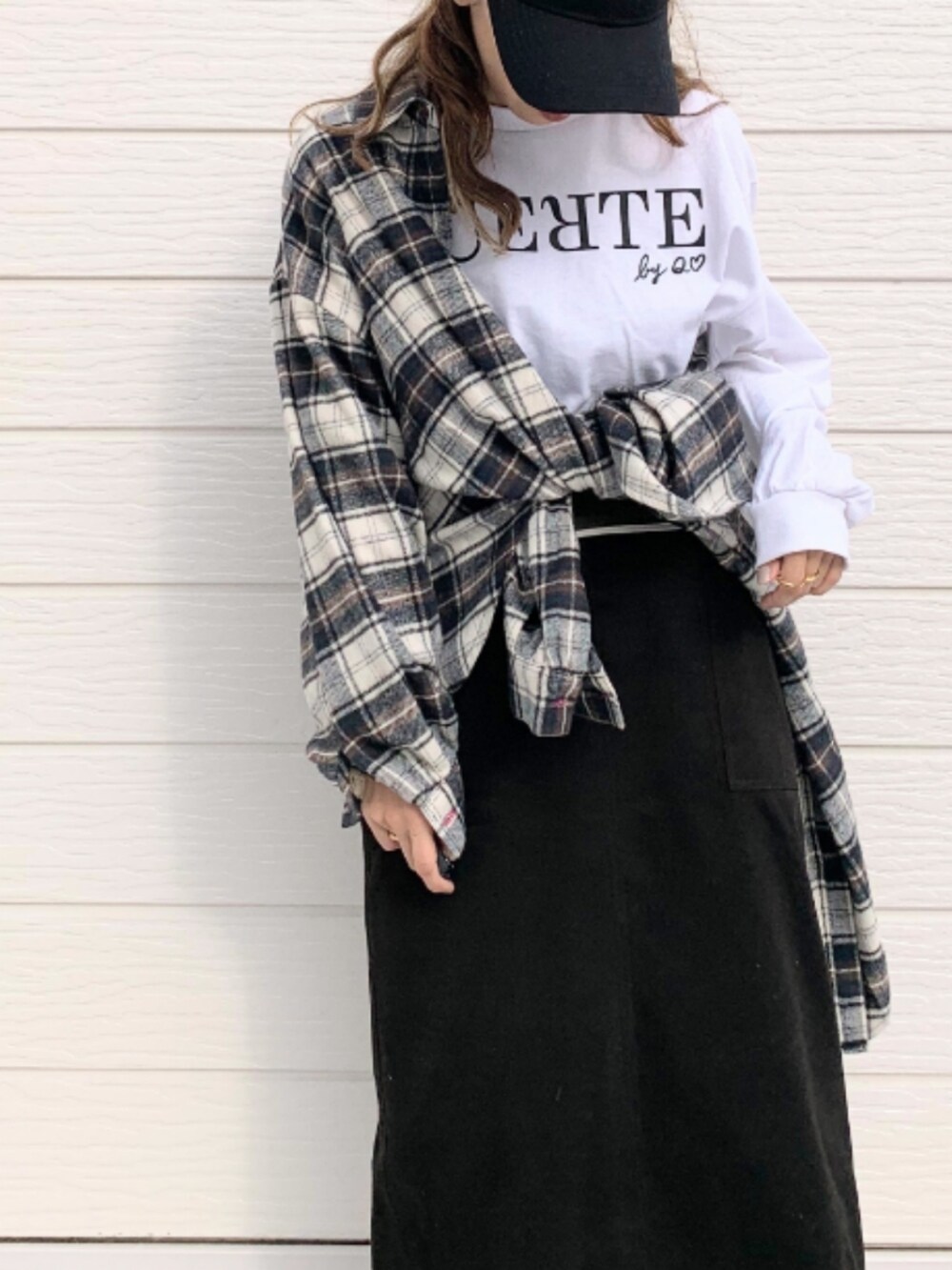 ホワイト系のTシャツ/カットソー、ブラック系のスカート、シルバー系のショルダーバッグを着用したレディースの秋コーディネートの5枚目の写真