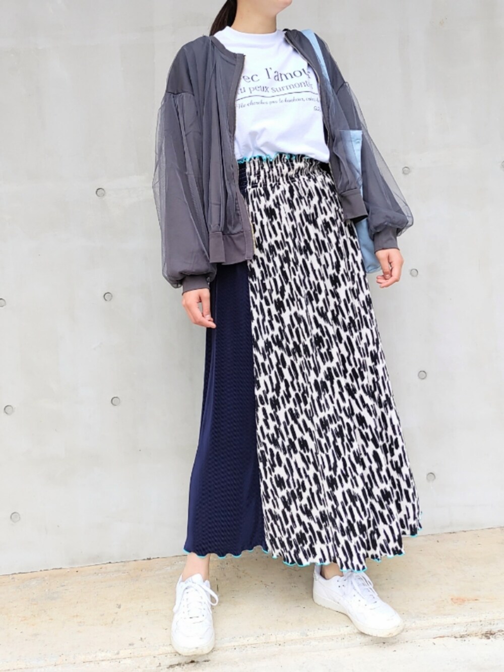 ブルー系のスカート、ホワイト系のTシャツ/カットソー、グレー系のブルゾンを着用したレディースの秋コーディネートの2枚目の写真