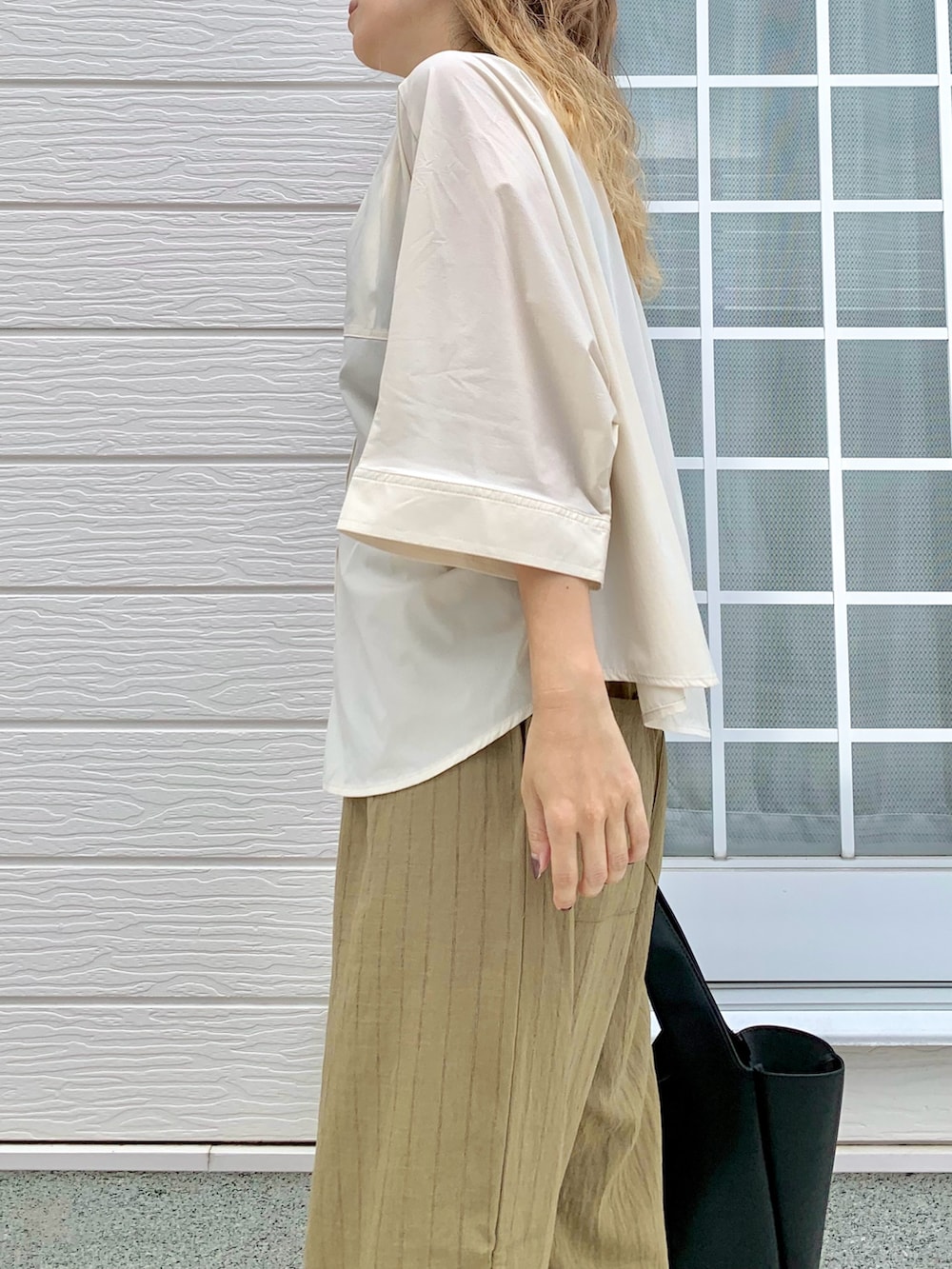 ホワイト系のシャツ/ブラウス、ブラウン系のその他パンツ、ブラック系のトートバッグを着用したレディースの夏コーディネートの4枚目の写真