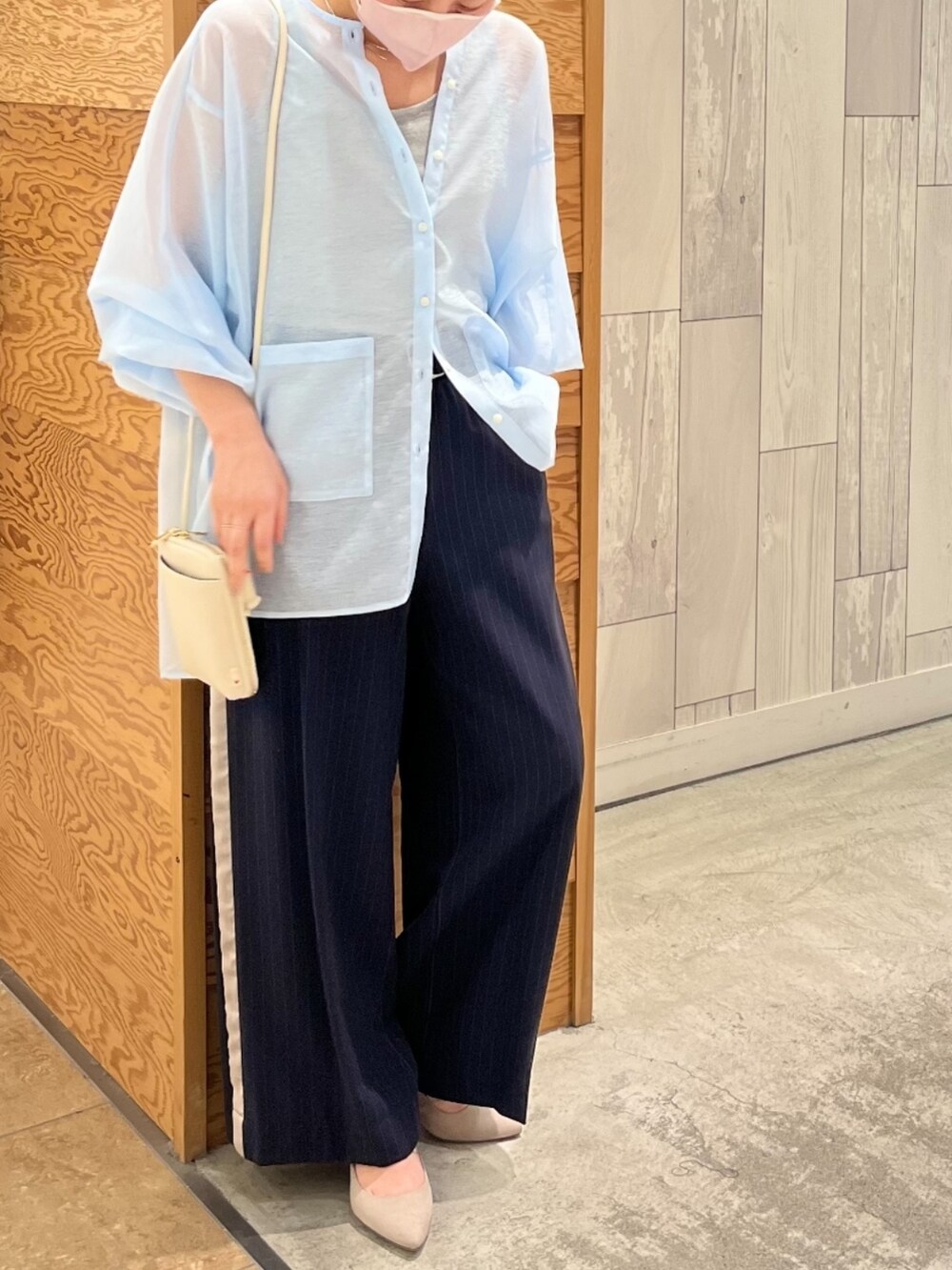 ブルー系のその他パンツ、ブルー系のシャツ/ブラウス、ホワイト系のショルダーバッグを着用したレディースの春コーディネートの2枚目の写真