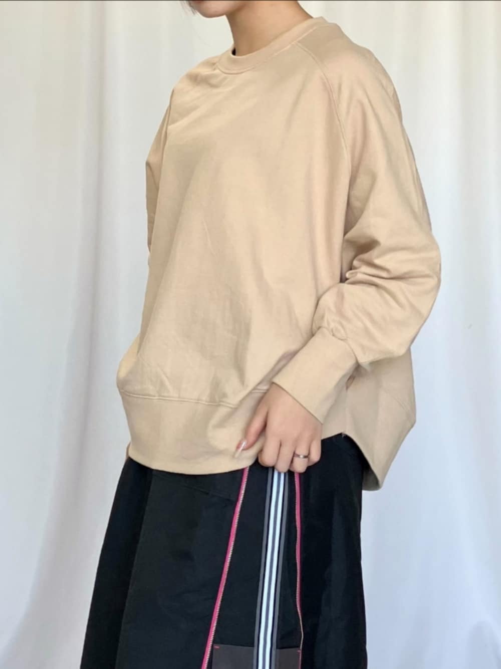 ベージュ系のスウェット、グレー系のスカート、シルバー系のスニーカーを着用したレディースの冬コーディネートの4枚目の写真