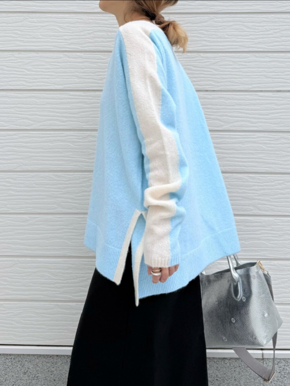 ブラック系のサンダル、ブラック系のスカート、シルバー系のトートバッグを着用したレディースの冬コーディネートの4枚目の写真