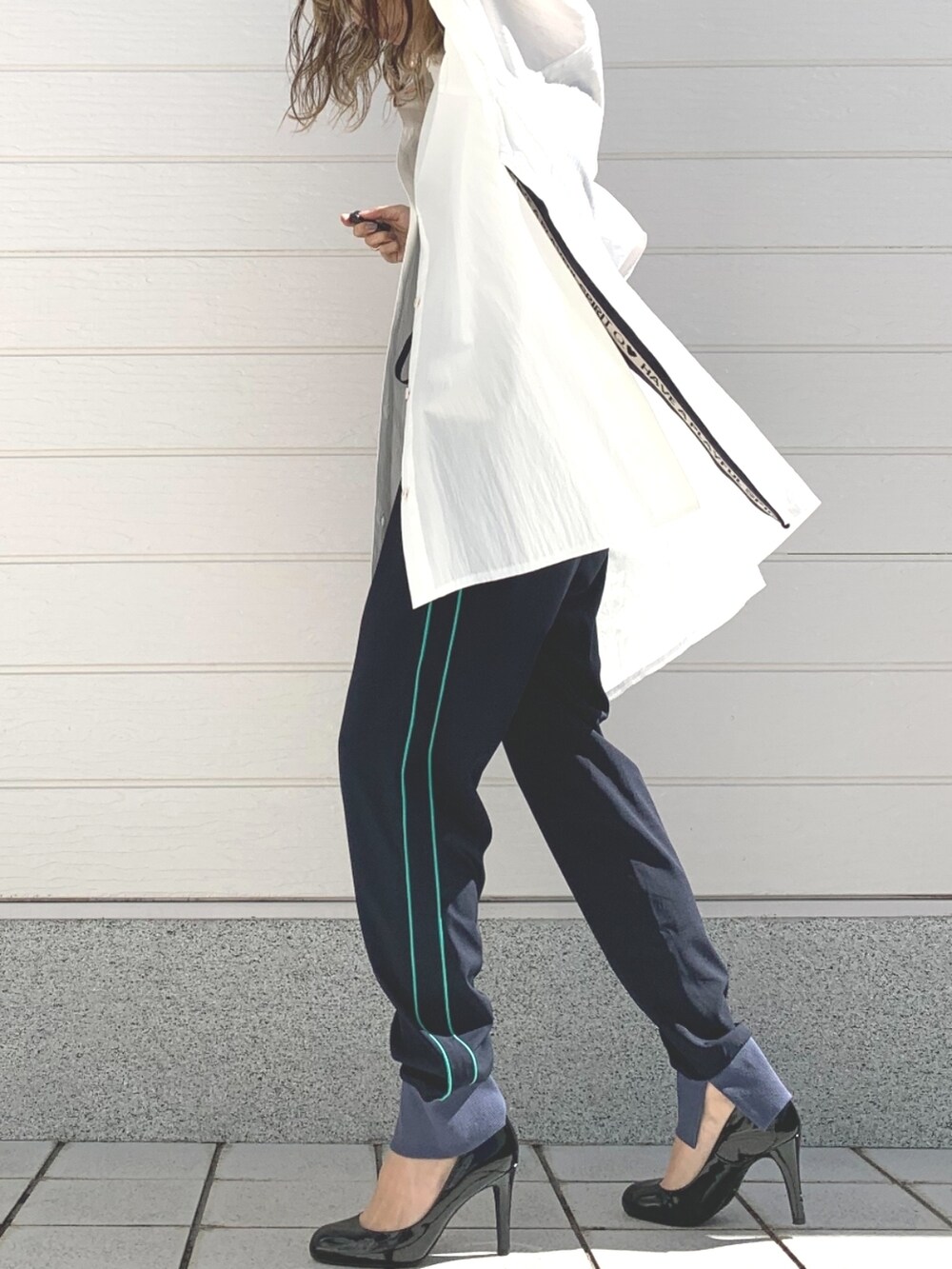 ブラック系のショルダーバッグ、ホワイト系のシャツ/ブラウス、ブルー系のその他パンツを着用したレディースの冬コーディネートの2枚目の写真