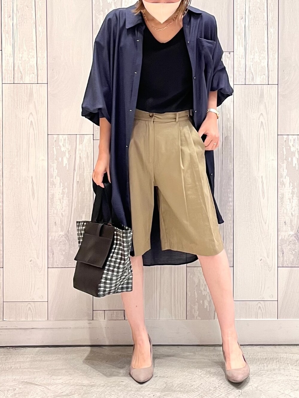 ブラック系のトートバッグ、グリーン系のその他パンツ、ブラック系のTシャツ/カットソーを着用したレディースの夏コーディネートの2枚目の写真