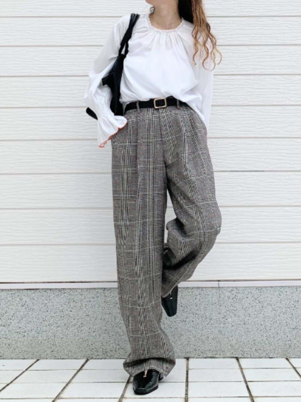 ホワイト系のシャツ/ブラウス、ブラック系のスラックスを着用したレディースの秋コーディネートの2枚目の写真