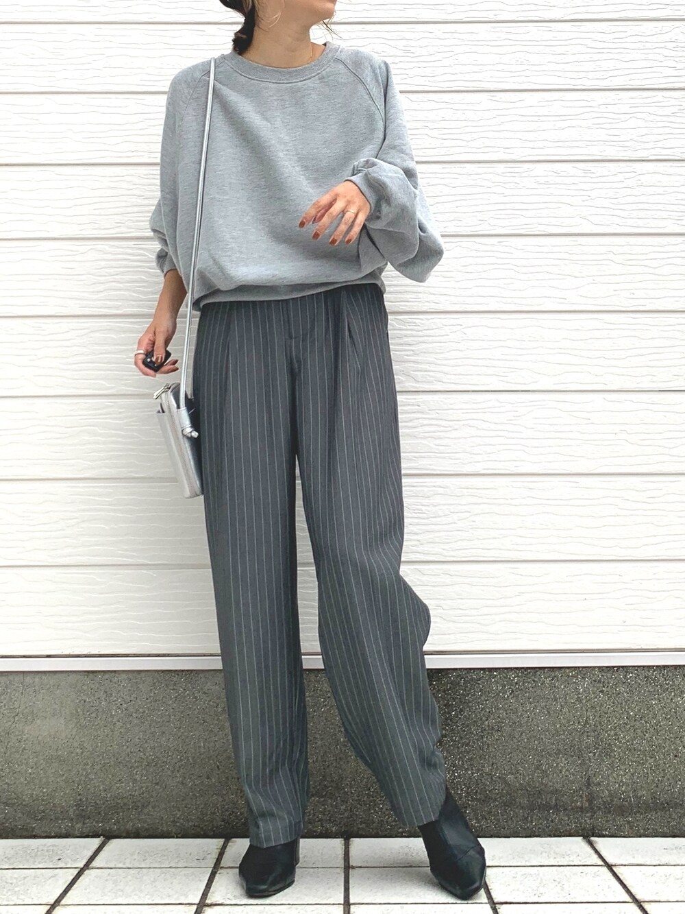 グレー系のその他パンツ、シルバー系のショルダーバッグ、グレー系のスウェットを着用したレディースの秋コーディネートの2枚目の写真
