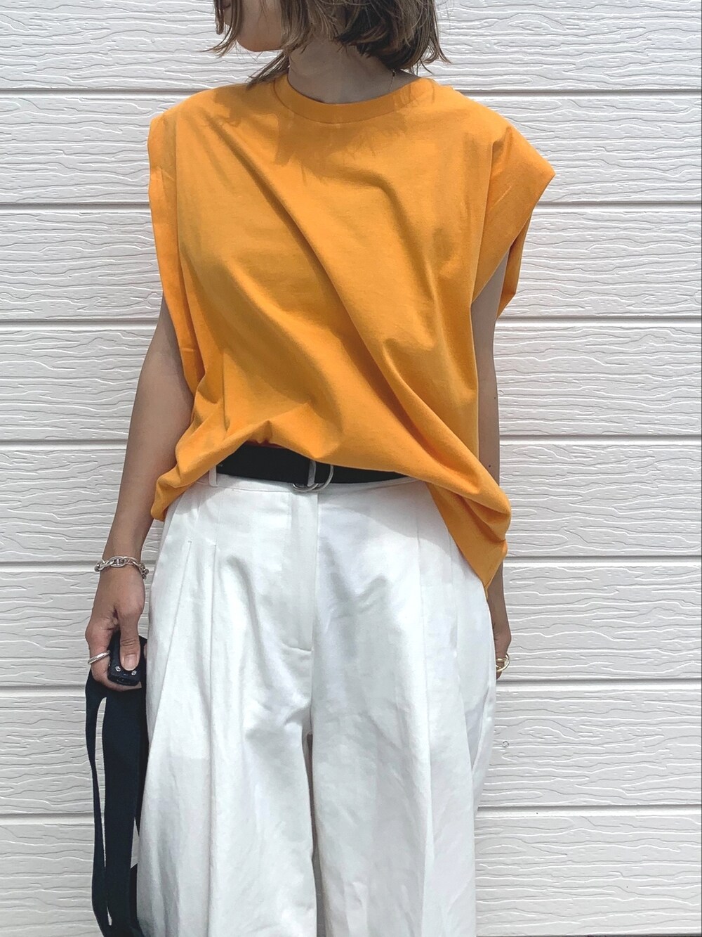 ブラック系のトートバッグ、ホワイト系のその他パンツ、ブラック系のサンダルを着用したレディースの夏コーディネートの2枚目の写真