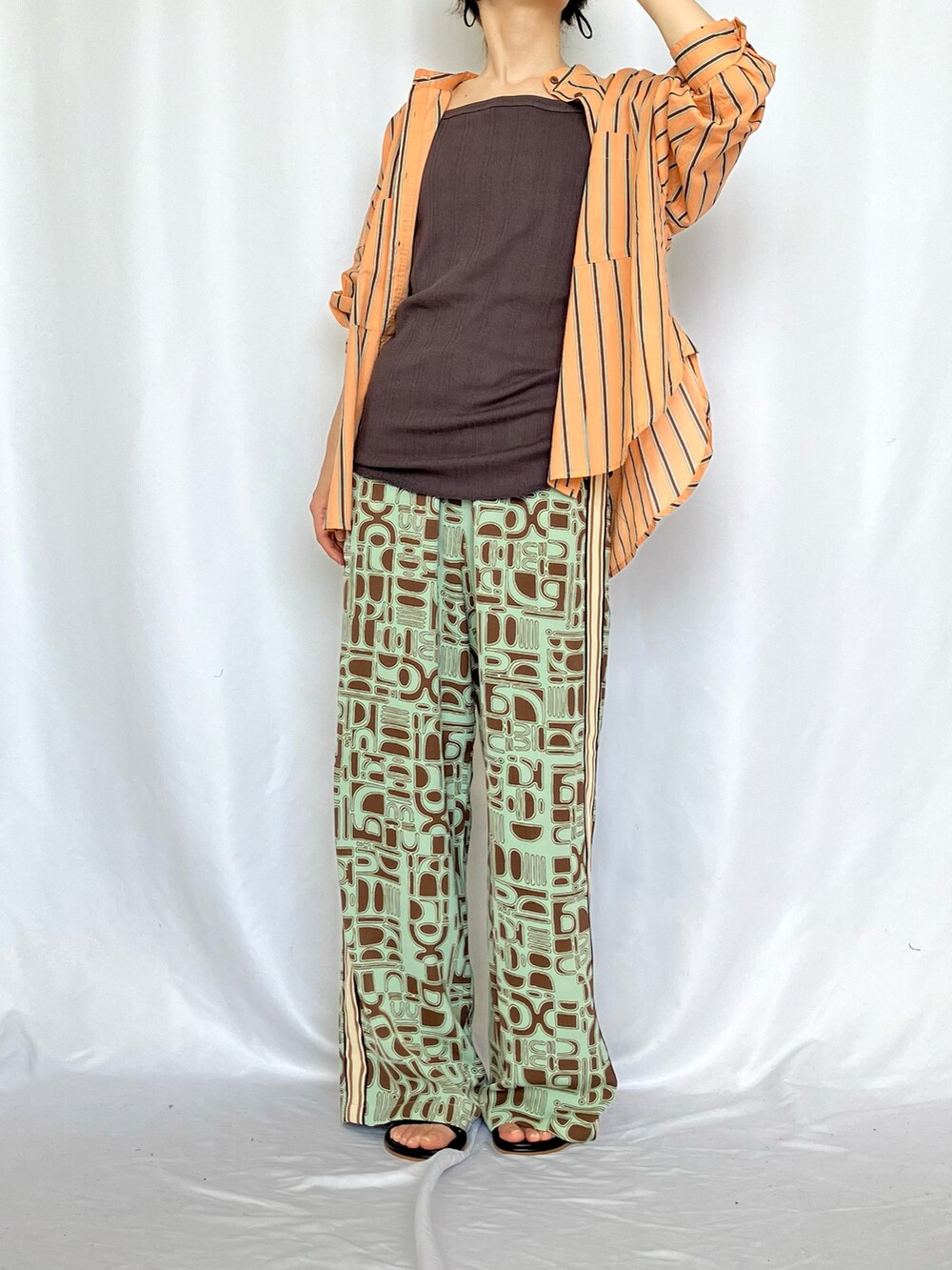 ブラウン系のその他パンツ、オレンジ系のシャツ/ブラウス、グレー系のキャミソールを着用したレディースの夏コーディネートの4枚目の写真