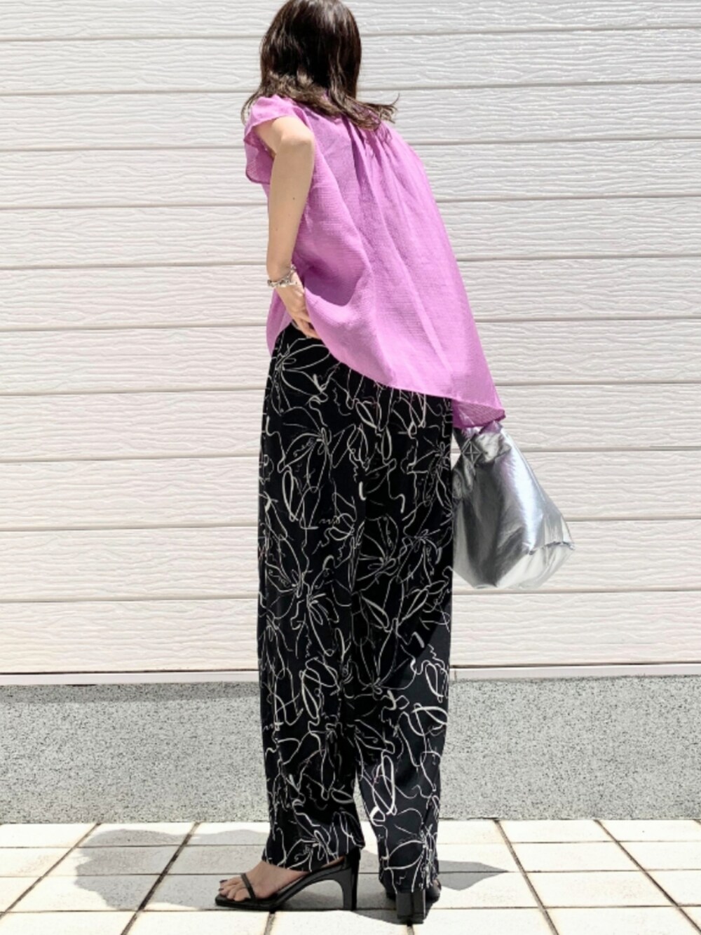 ブラック系のその他パンツ、ピンク系のシャツ/ブラウスを着用したレディースの春コーディネートの3枚目の写真