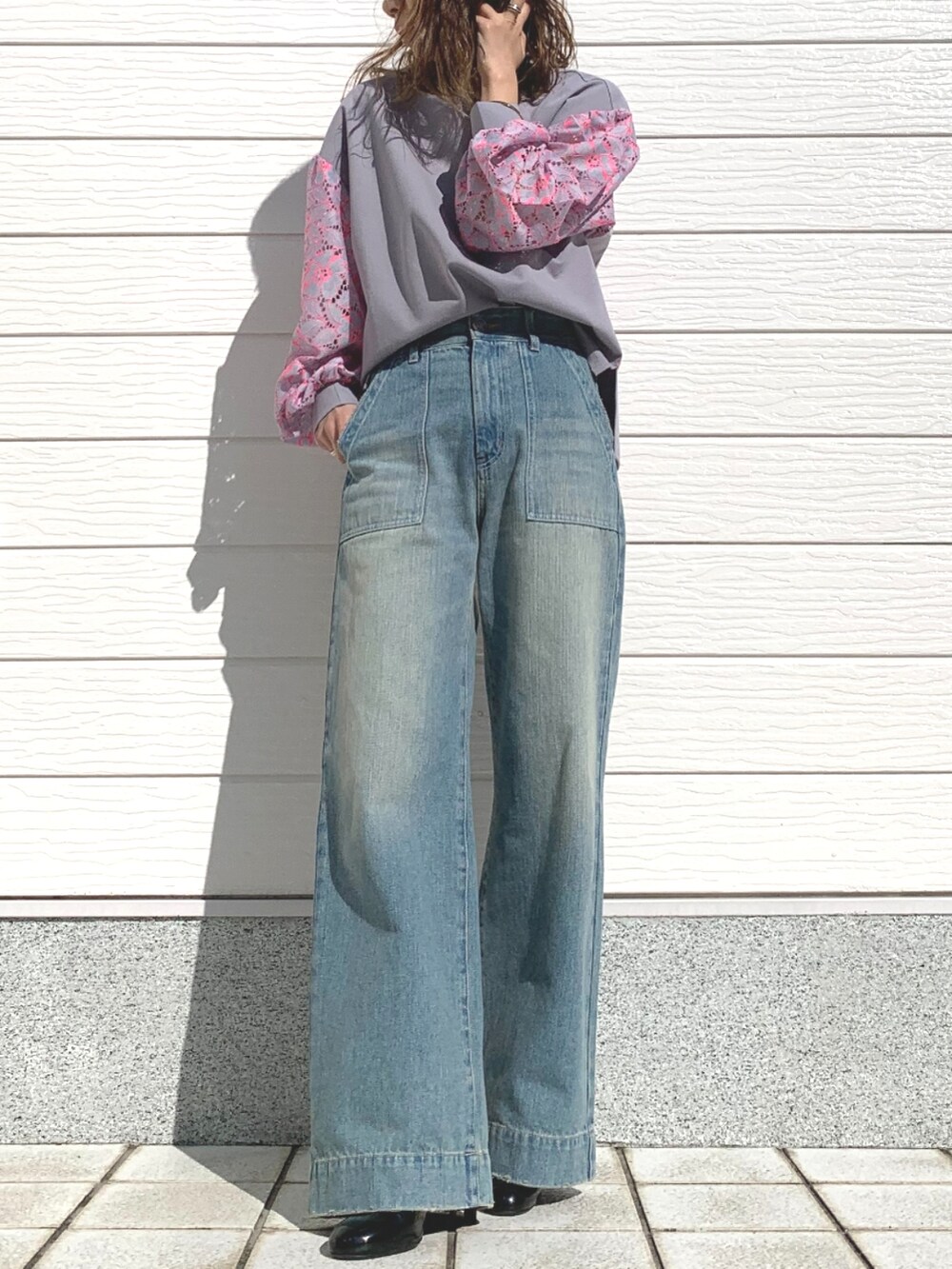 ブルー系のデニムパンツ、グレー系のTシャツ/カットソーを着用したレディースの春コーディネートの2枚目の写真