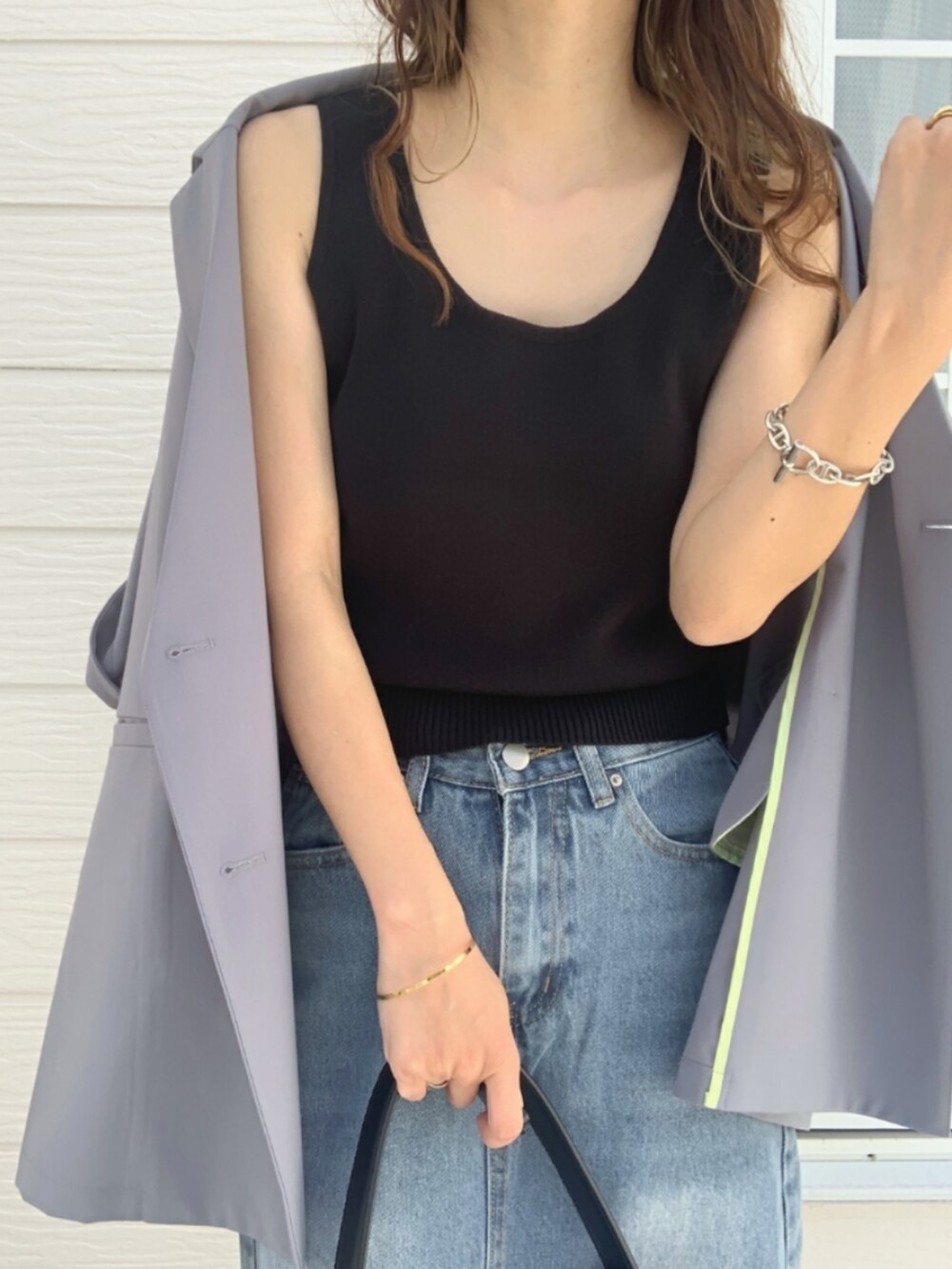 ブルー系のデニムスカート、ホワイト系のスニーカー、グレー系のテーラードジャケットを着用したレディースの春コーディネートの3枚目の写真