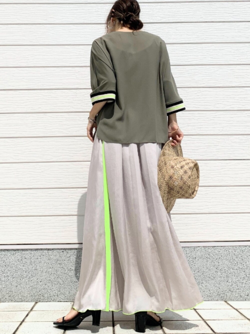 ベージュ系のスカート、グリーン系のシャツ/ブラウス、ベージュ系のハットを着用したレディースの夏コーディネートの3枚目の写真