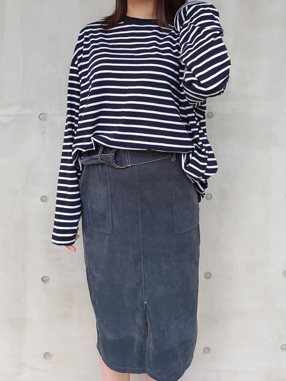 ブルー系のTシャツ/カットソー、ホワイト系のバックパック/リュック、ホワイト系のスニーカーを着用したレディースの秋コーディネートの5枚目の写真