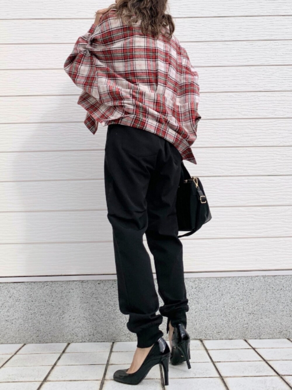 ブラック系のトートバッグ、ホワイト系のTシャツ/カットソー、レッド系のシャツ/ブラウスを着用したレディースの秋コーディネートの2枚目の写真