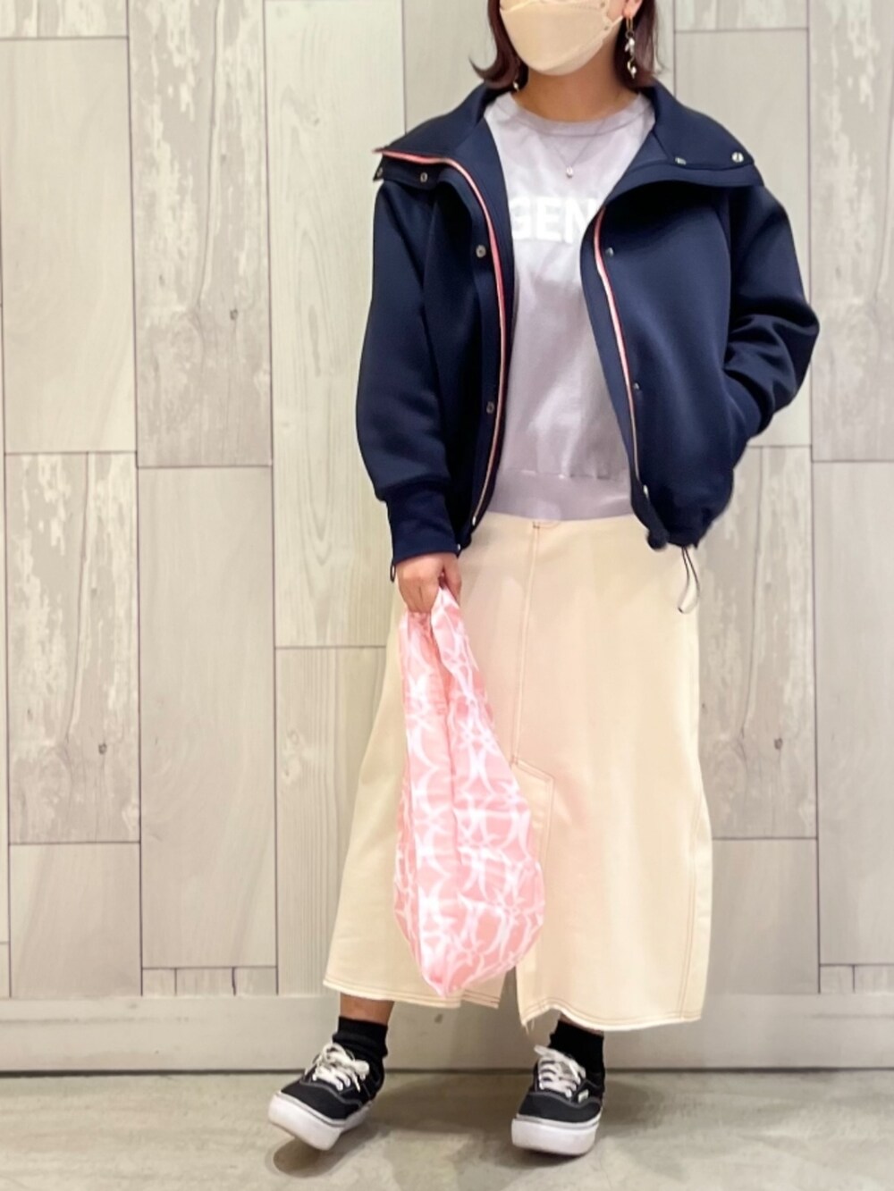 ピンク系のエコバッグ/サブバッグ、ホワイト系のスカート、ブルー系のブルゾンを着用したレディースの冬コーディネートの2枚目の写真