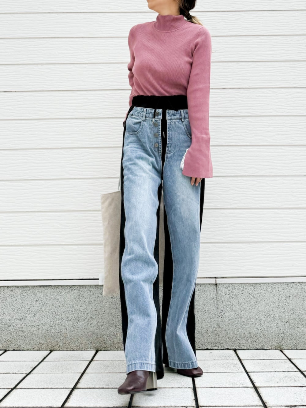 ホワイト系のトートバッグ、ブラック系のスウェットパンツ、ピンク系のニット/セーターを着用したレディースの秋コーディネートの2枚目の写真