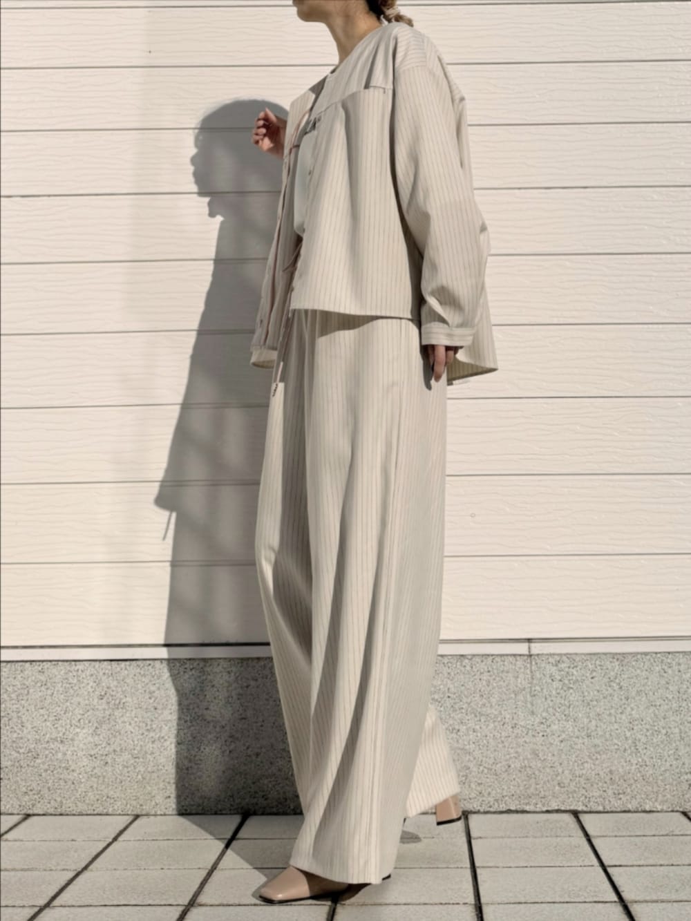 ホワイト系のTシャツ/カットソー、ベージュ系のノーカラージャケット、ベージュ系のその他パンツを着用したレディースの冬コーディネートの2枚目の写真