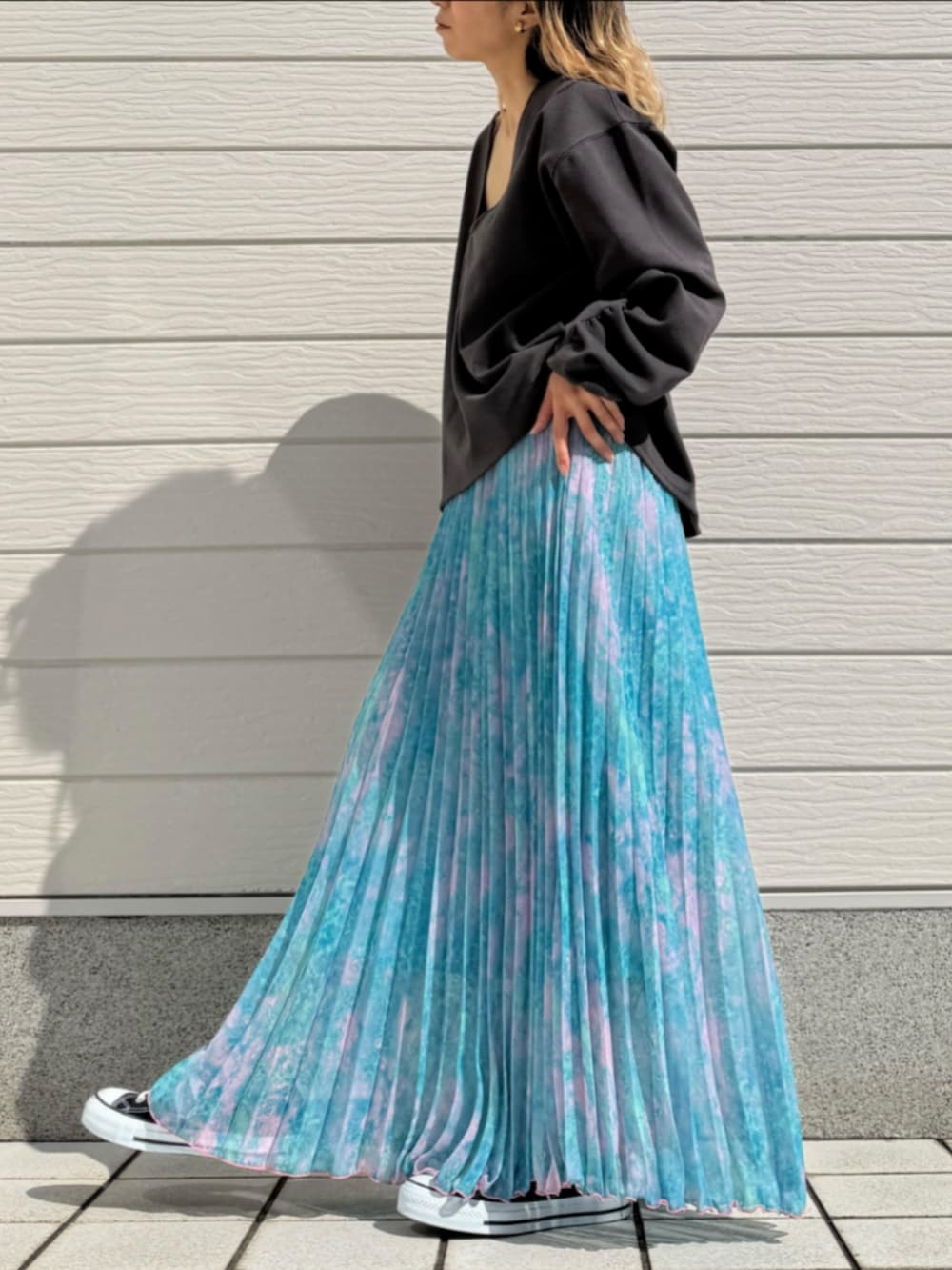 ブラック系のスニーカー、グレー系のTシャツ/カットソー、シルバー系のトートバッグを着用したレディースの春コーディネートの2枚目の写真