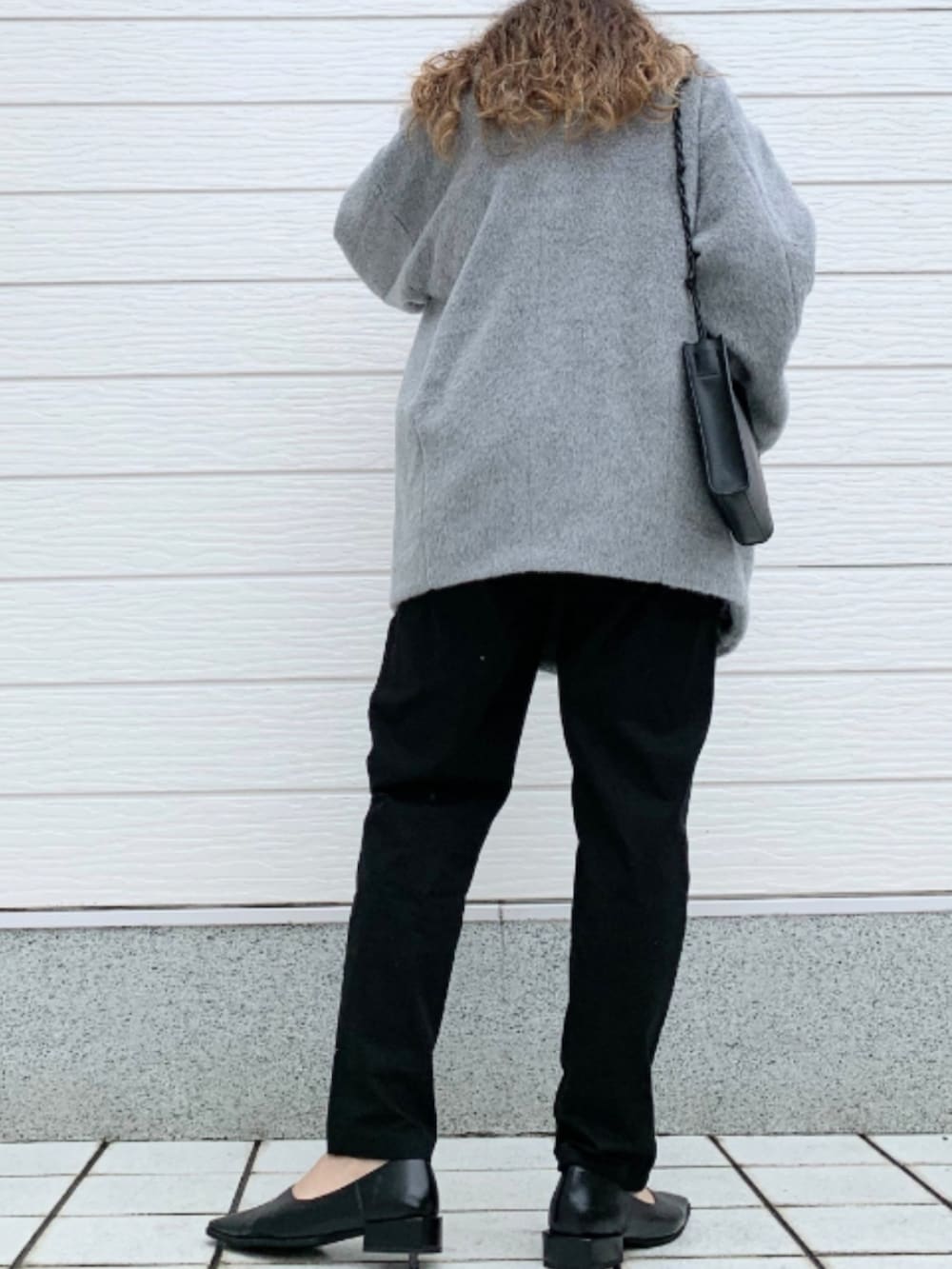 ブラック系のその他パンツ、ブラック系のショルダーバッグ、ブラック系のTシャツ/カットソーを着用したレディースの秋コーディネートの3枚目の写真