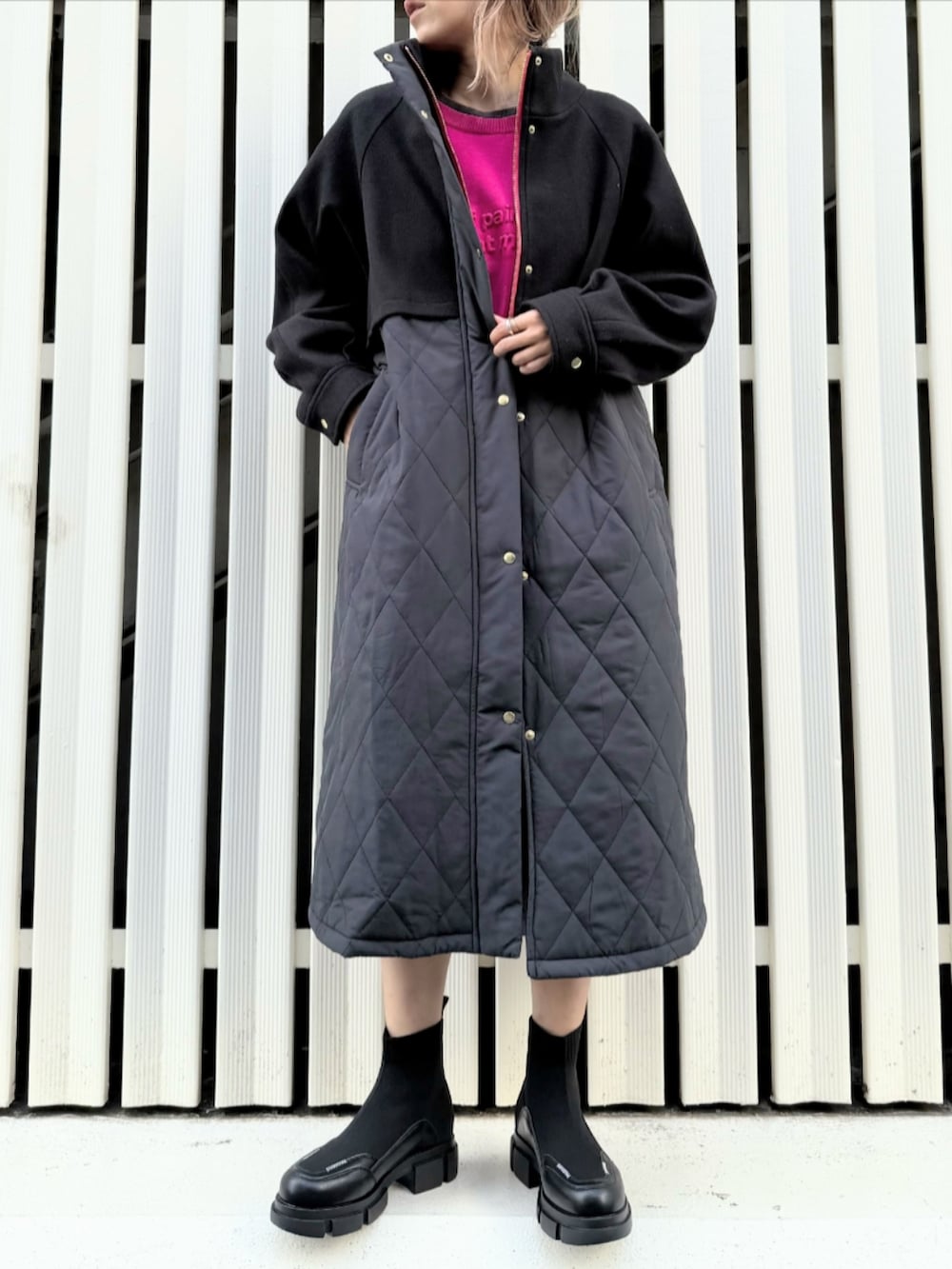 ブラック系のブーツ、ピンク系のニット/セーター、ブラック系のその他アウターを着用したレディースの秋コーディネートの2枚目の写真