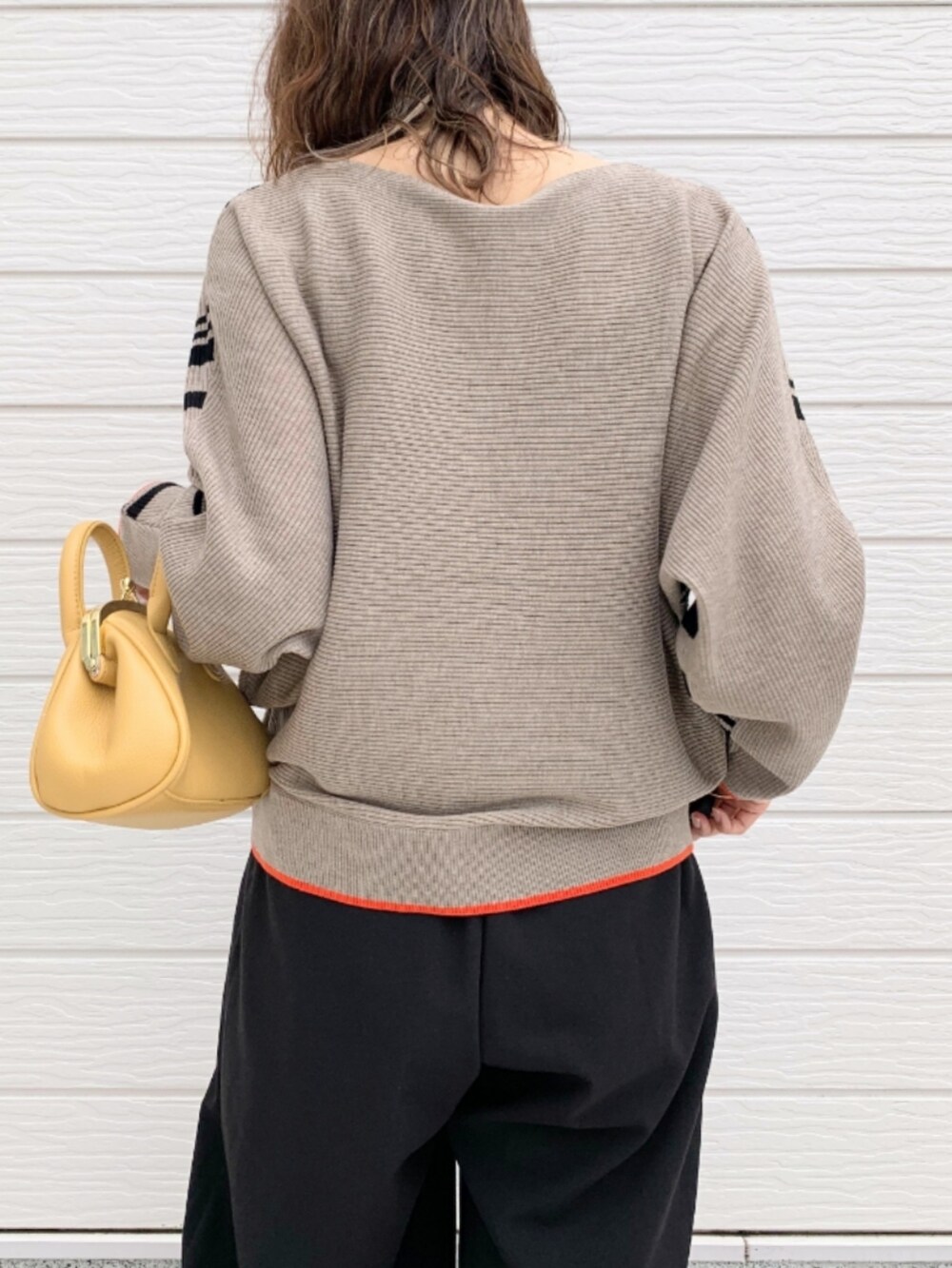 ブラック系のその他パンツ、ブラック系のローファー、イエロー系のショルダーバッグを着用したレディースの夏コーディネートの4枚目の写真