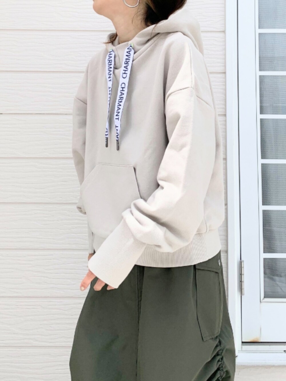 ブラウン系のブーツ、グリーン系のMA-1、グリーン系のスカートを着用したレディースの夏コーディネートの5枚目の写真