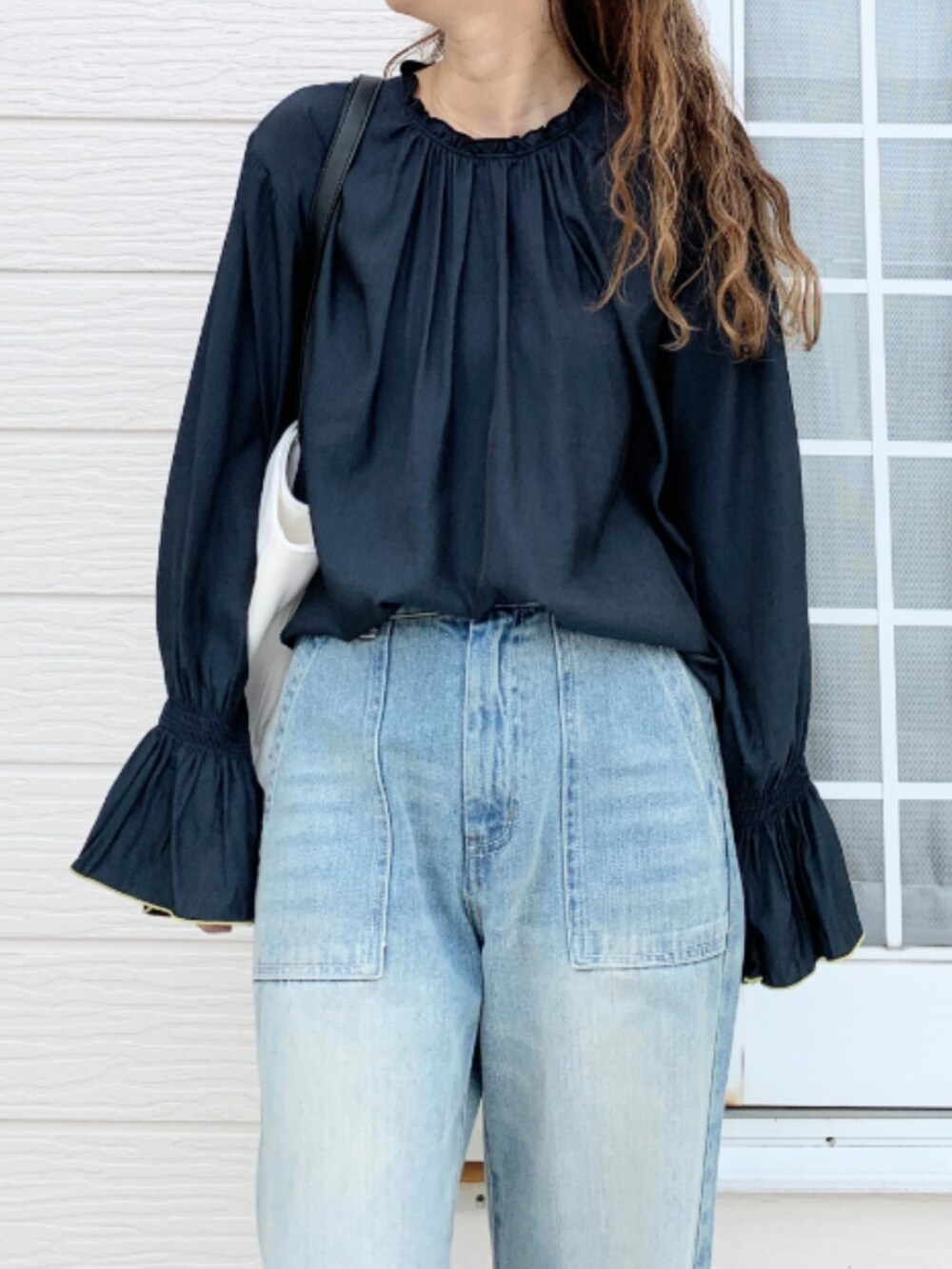 ブルー系のデニムパンツ、ホワイト系のトートバッグ、ブルー系のシャツ/ブラウスを着用したレディースの夏コーディネートの3枚目の写真