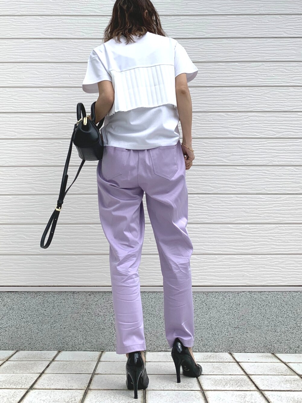 パープル系のその他パンツ、ブラック系のショルダーバッグ、ホワイト系のTシャツ/カットソーを着用したレディースの春コーディネートの3枚目の写真