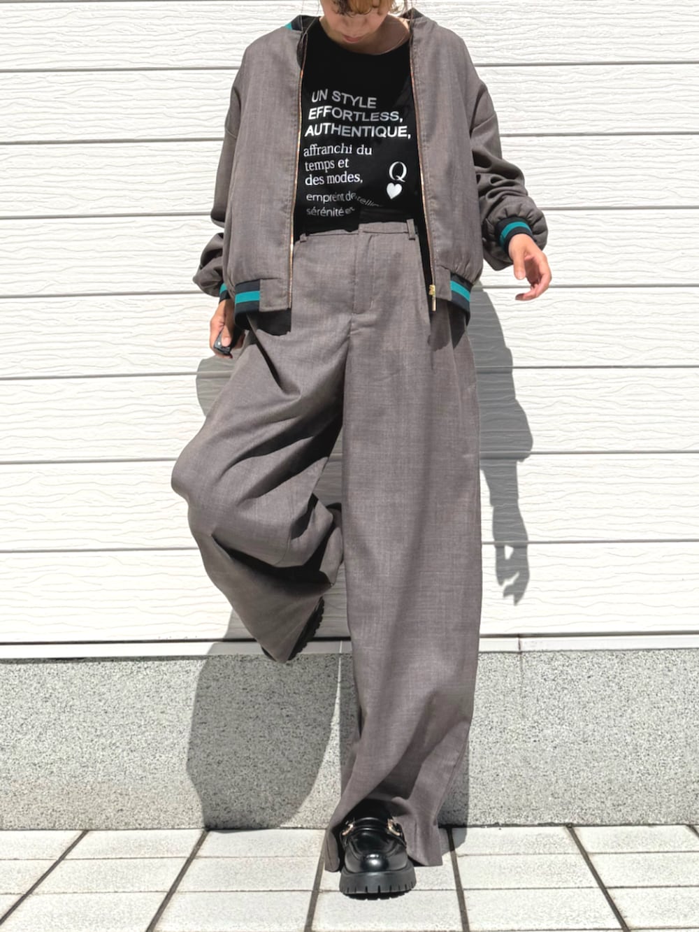 ブラウン系のその他パンツ、ブラウン系のブルゾンを着用したレディースの夏コーディネートの3枚目の写真