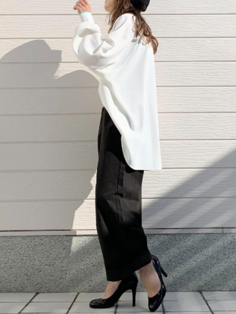 ブラック系のデニムパンツ、ホワイト系のシャツ/ブラウスを着用したレディースの冬コーディネートの2枚目の写真