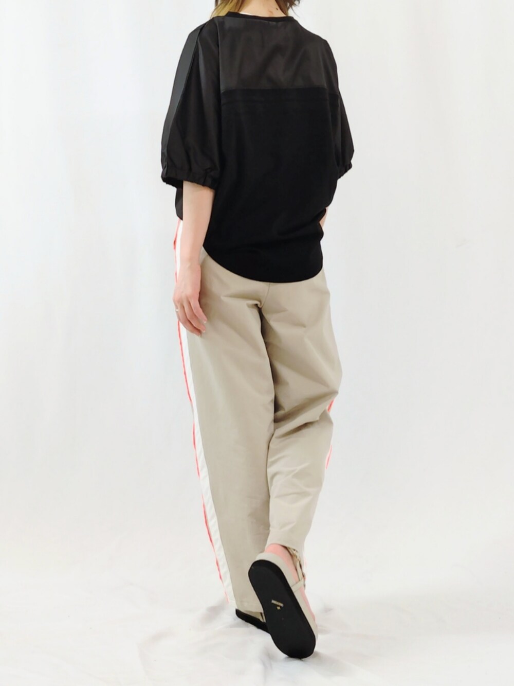 ベージュ系のその他パンツ、ブラック系のTシャツ/カットソー、グレー系のサンダルを着用したレディースの春コーディネートの5枚目の写真