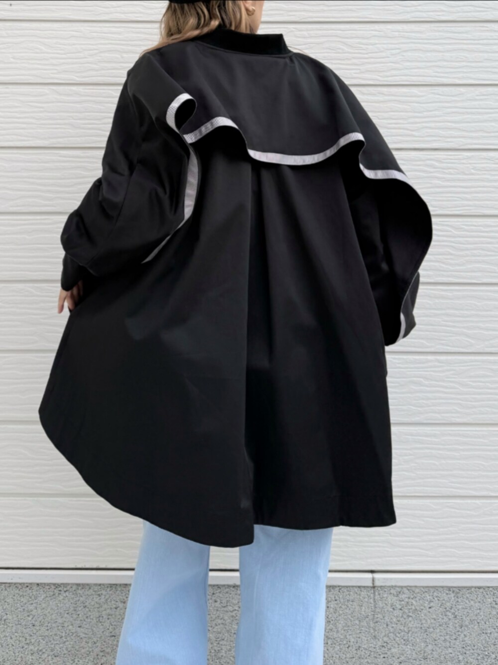 ブルー系のデニムパンツ、ブラック系のブルゾン、ブラック系のキャップを着用したレディースの冬コーディネートの5枚目の写真