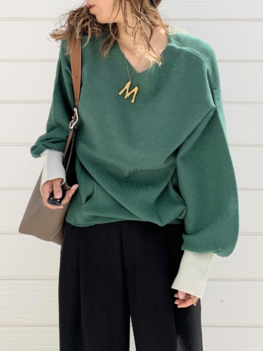 ブラック系のその他パンツ、ブラック系のサンダル、ベージュ系のショルダーバッグを着用したレディースの秋コーディネートの2枚目の写真