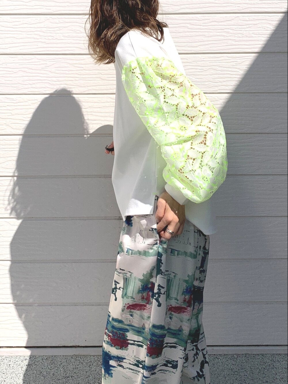 グリーン系のその他パンツ、ブラック系のサンダル、ホワイト系のTシャツ/カットソーを着用したレディースの春コーディネートの4枚目の写真