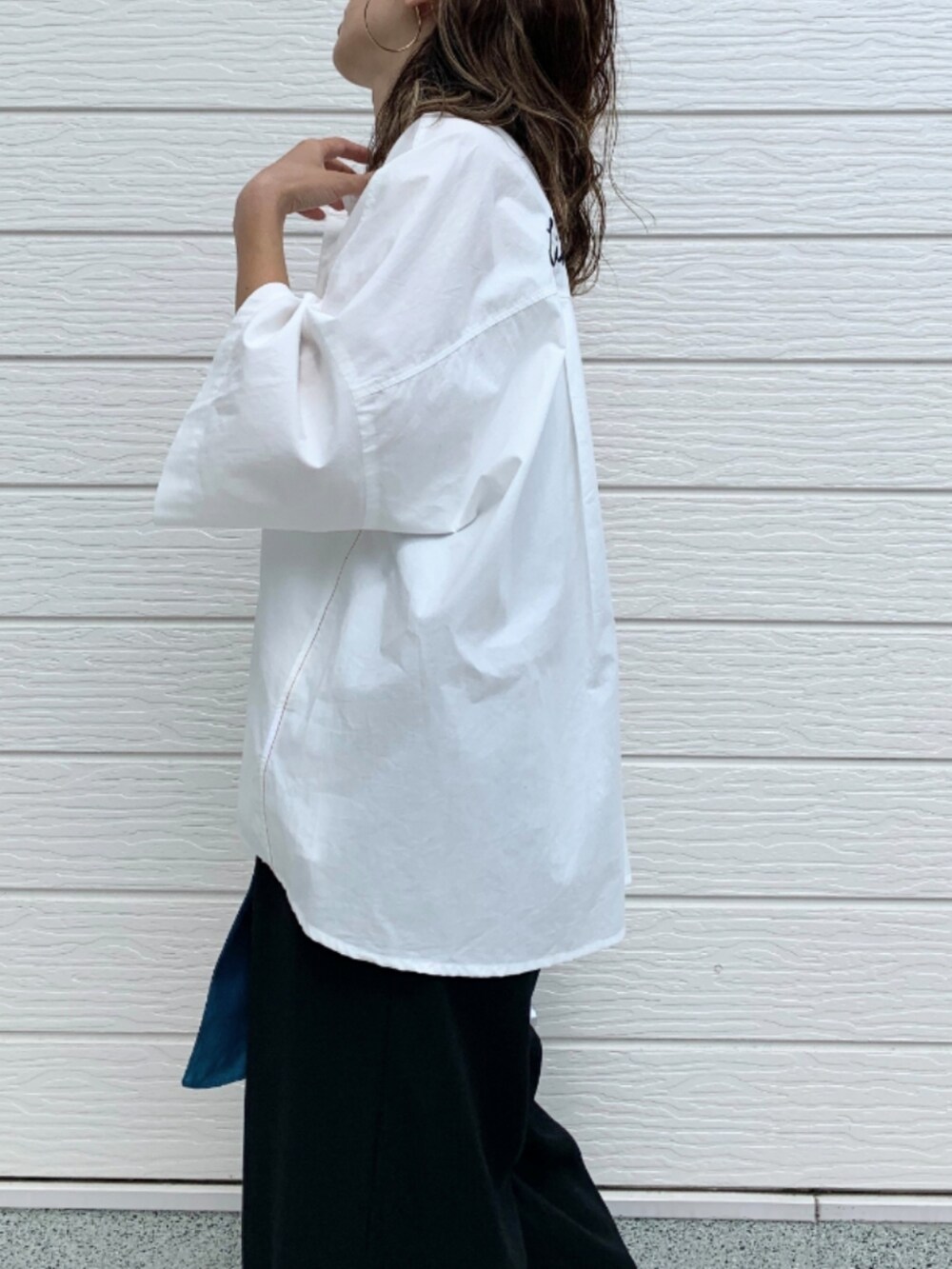 ブラック系のその他パンツ、ホワイト系のタンクトップ、ホワイト系のシャツ/ブラウスを着用したレディースの夏コーディネートの4枚目の写真