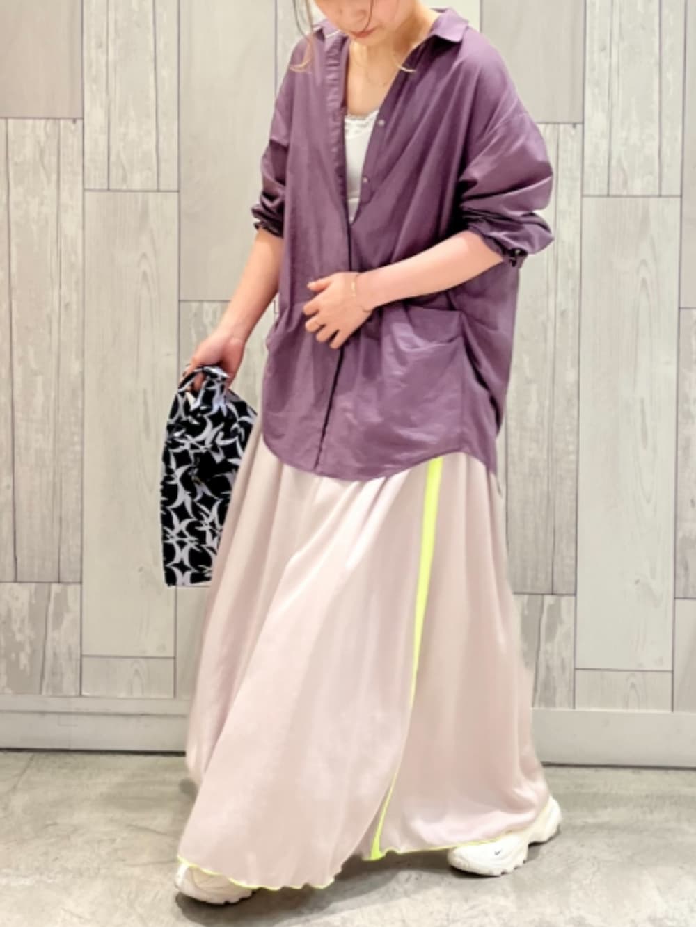 パープル系のシャツ/ブラウス、ベージュ系のスカート、ブラック系のエコバッグ/サブバッグを着用したレディースの夏コーディネートの2枚目の写真