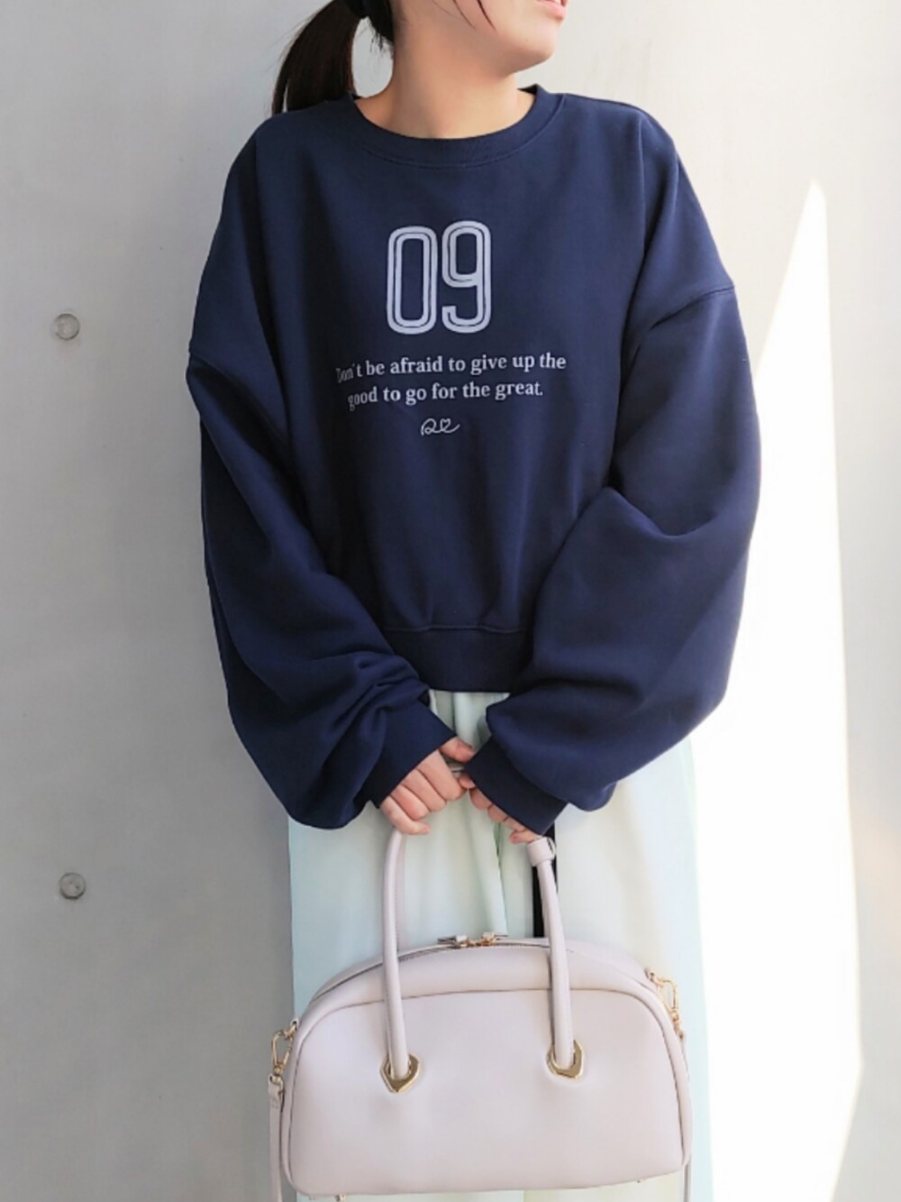 ベージュ系のその他パンツ、ホワイト系のスニーカー、ホワイト系のボストンバッグを着用したレディースの冬コーディネートの4枚目の写真