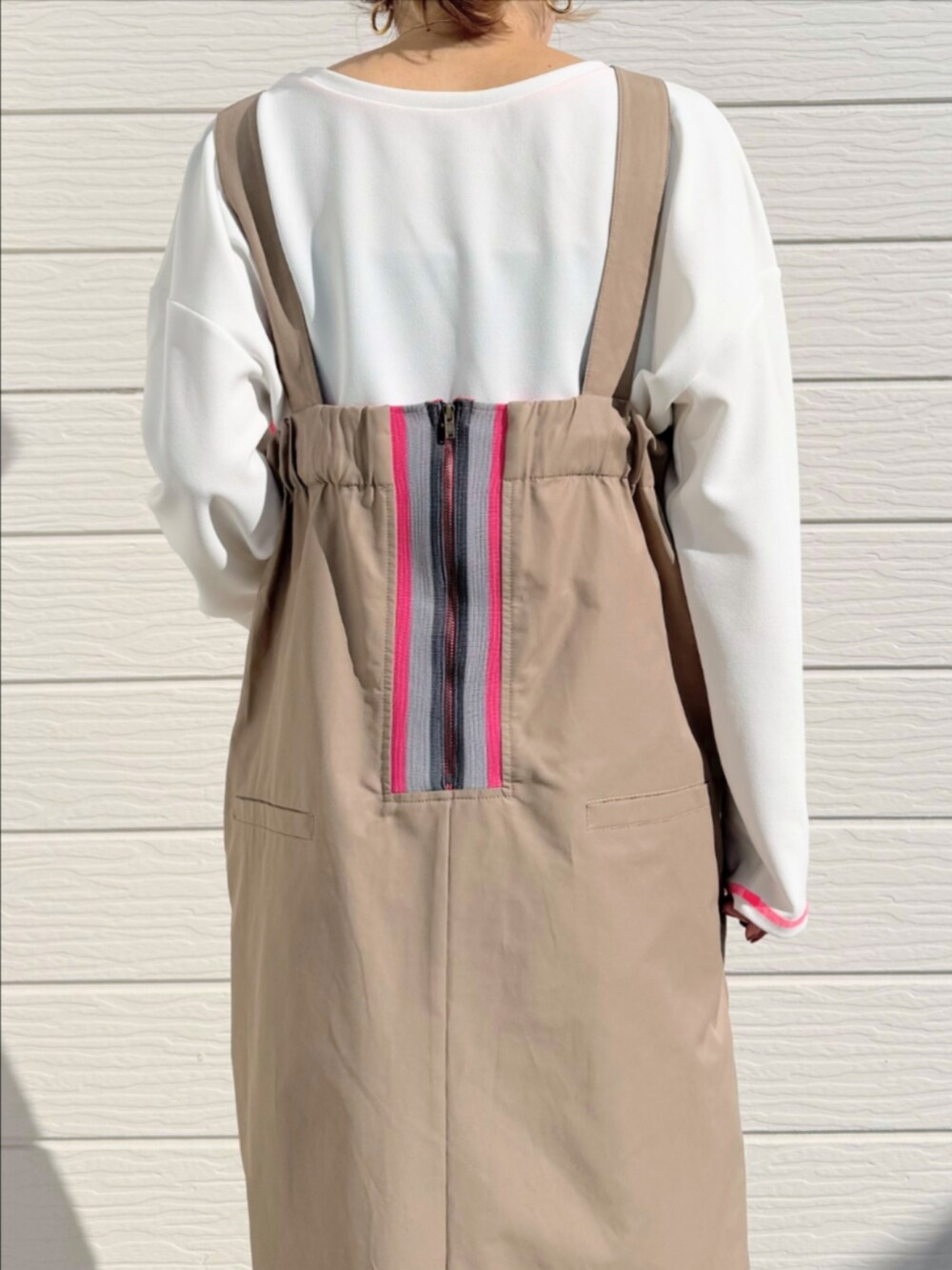 ブラウン系のサンダル、ホワイト系のTシャツ/カットソー、ベージュ系のワンピースを着用したレディースの冬コーディネートの5枚目の写真