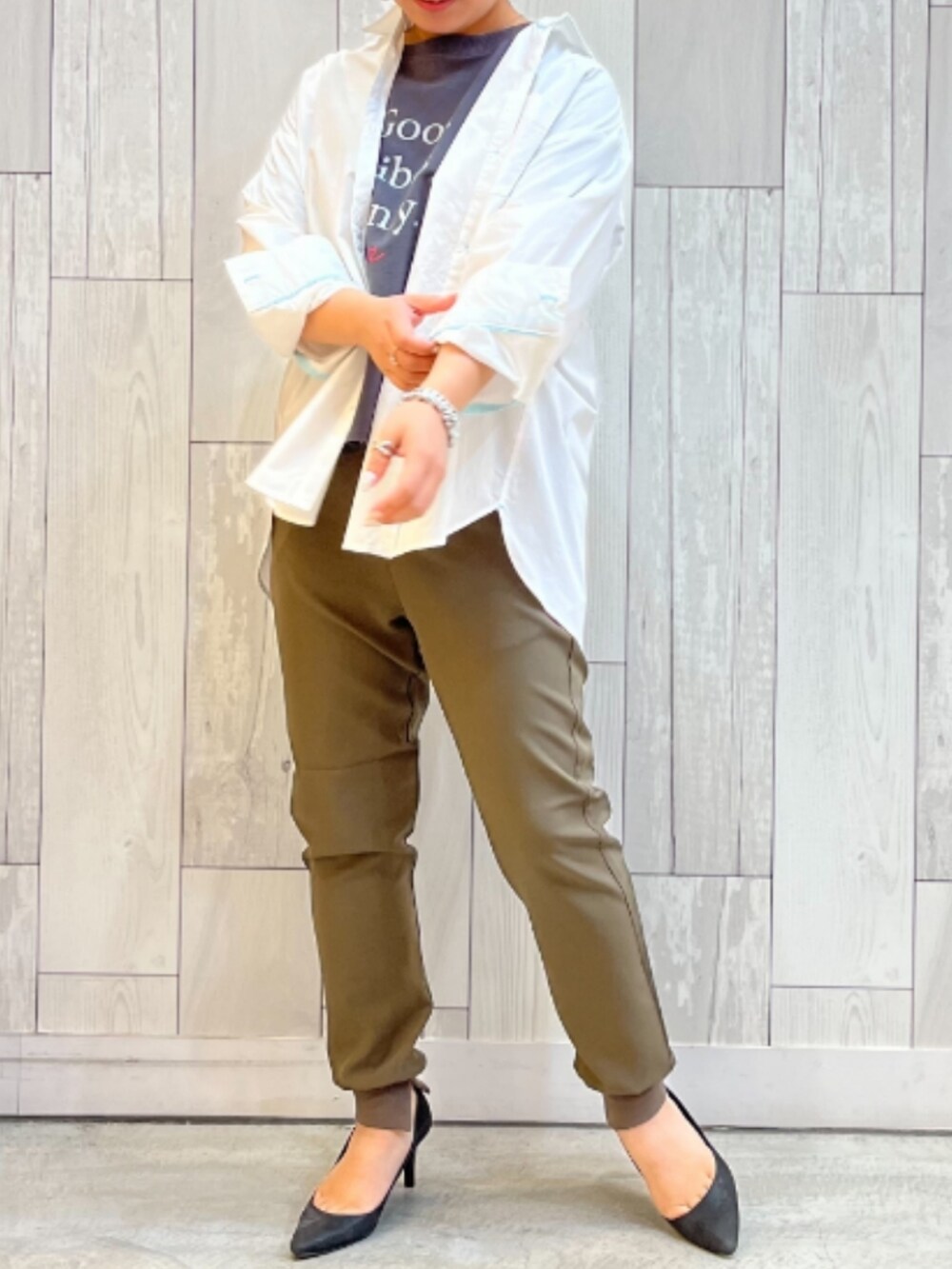 グリーン系のその他パンツ、ホワイト系のシャツ/ブラウス、グレー系のスウェットを着用したレディースの冬コーディネートの2枚目の写真