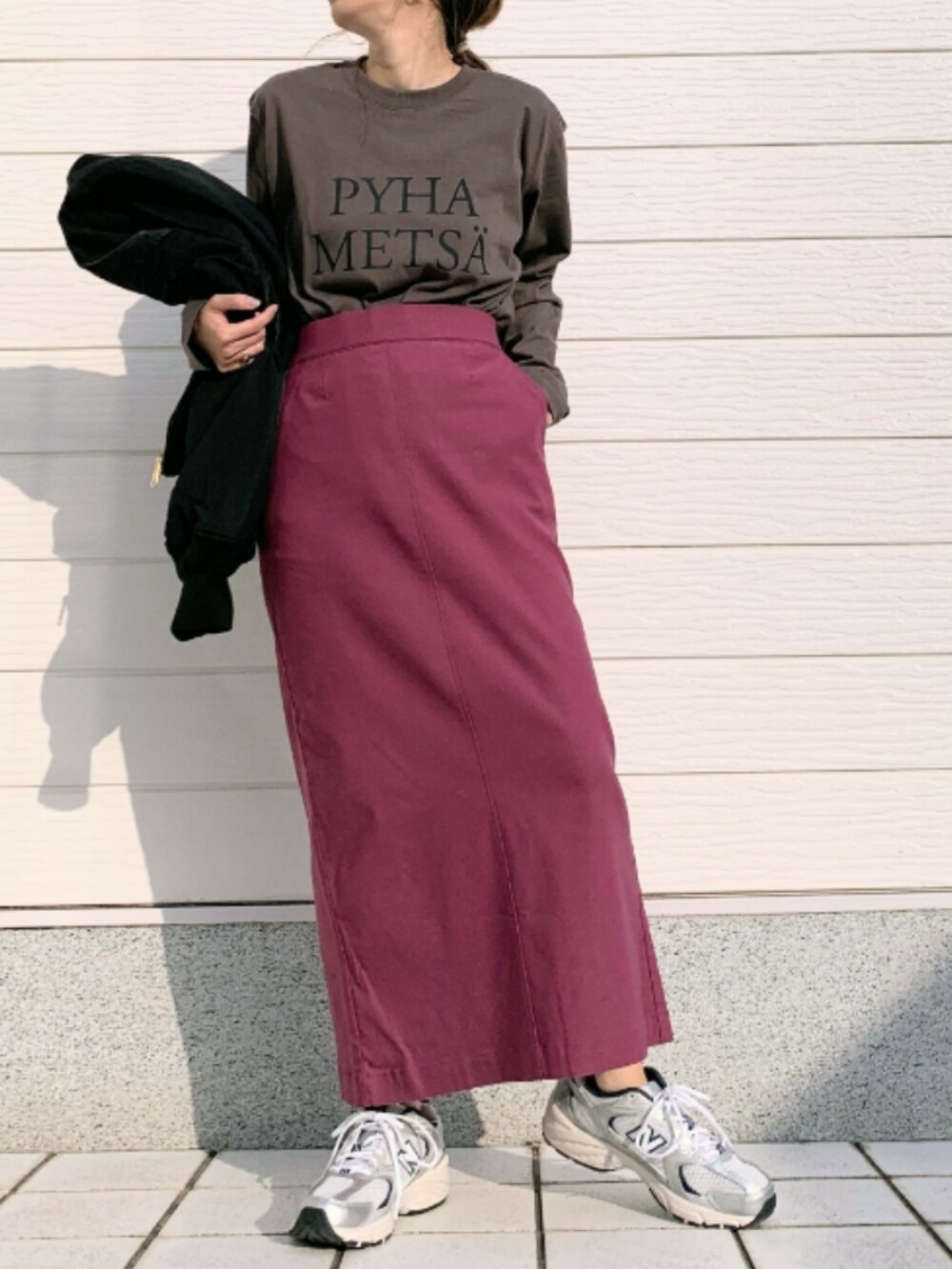 グレー系のTシャツ/カットソー、シルバー系のスニーカー、パープル系のスカートを着用したレディースの秋コーディネートの3枚目の写真